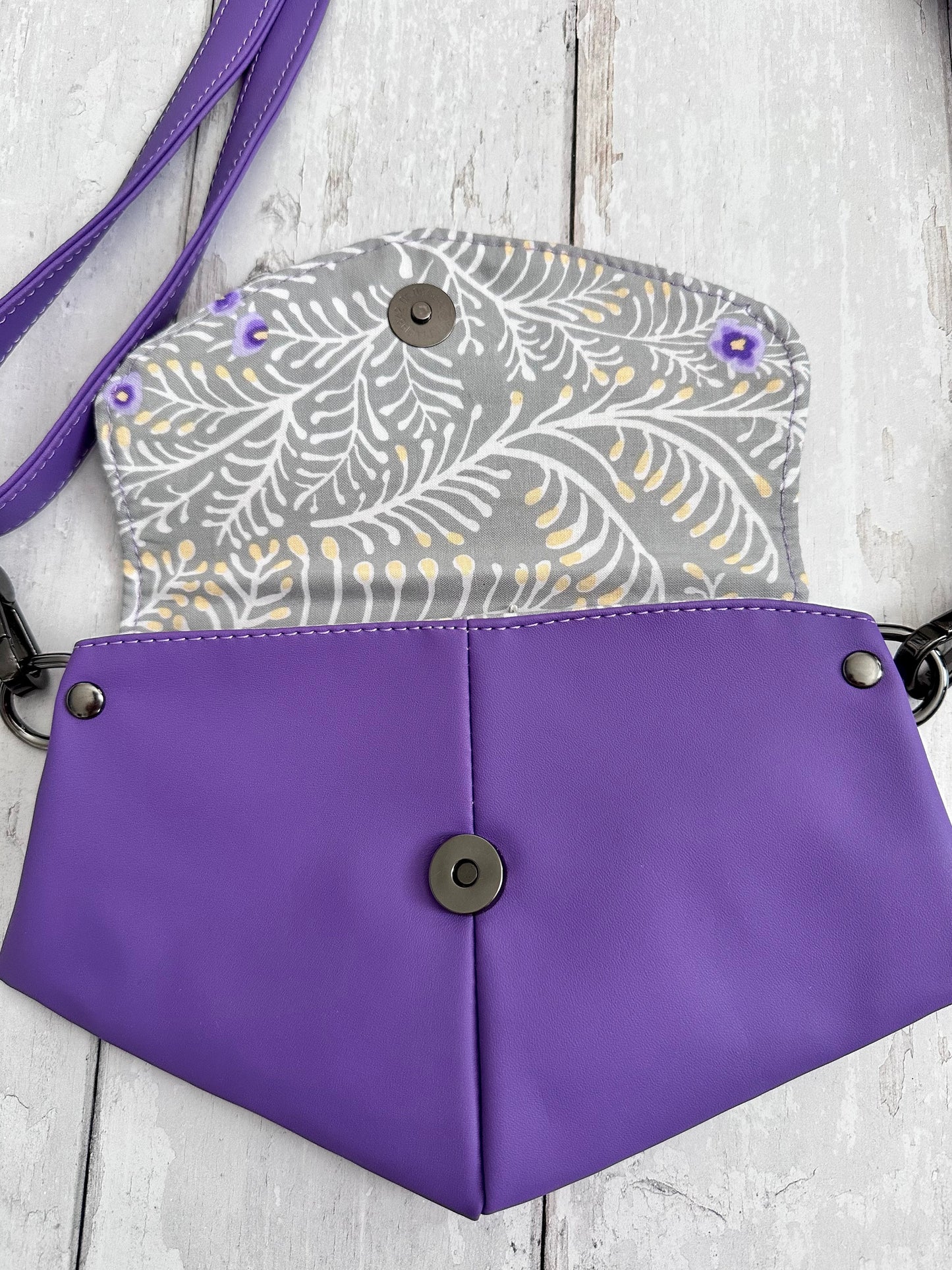 Taylor swiftie merch, eras tour merch, eras tour outfits, swiftie gifts, swiftie fiancé, swiftie mama, eras tour bag, vegan phone bag